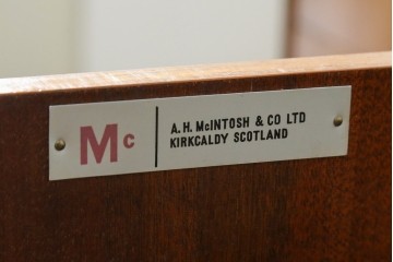イギリスヴィンテージ　A.H.McIntosh(マッキントッシュ)社　深みある木の色合いが魅力のサイドボード　(R-079793)