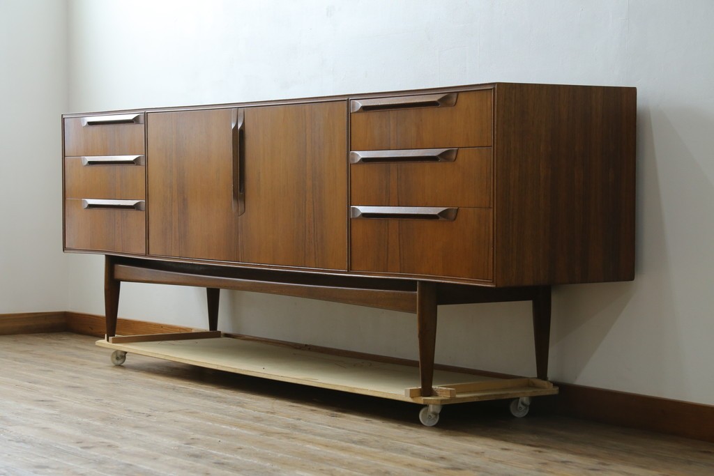 イギリスヴィンテージ　A.H.McIntosh(マッキントッシュ)社　深みある木の色合いが魅力のサイドボード　(R-079793)