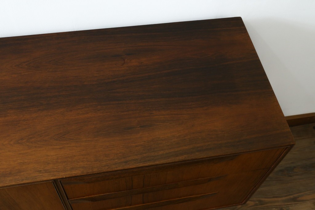 イギリスヴィンテージ　A.H.McIntosh(マッキントッシュ)社　深みある木の色合いが魅力のサイドボード　(R-079793)