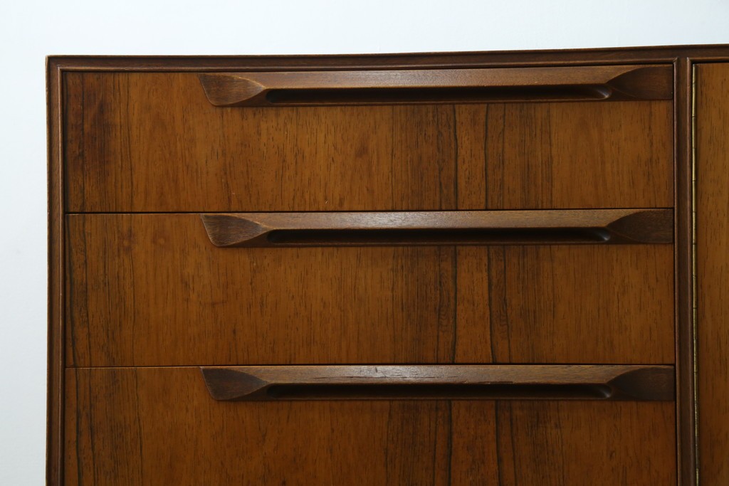 イギリスヴィンテージ　A.H.McIntosh(マッキントッシュ)社　深みある木の色合いが魅力のサイドボード　(R-079793)