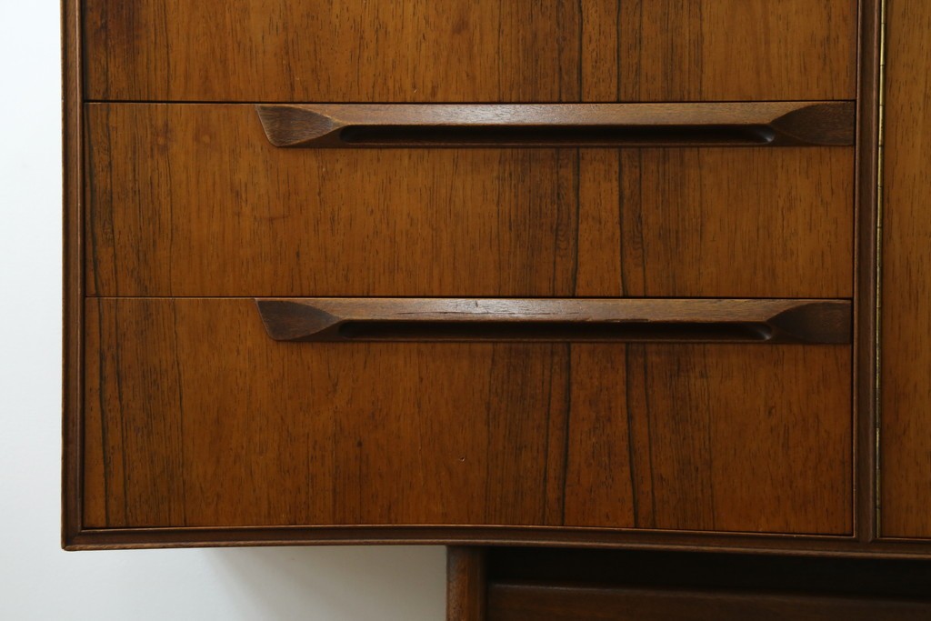 イギリスヴィンテージ　A.H.McIntosh(マッキントッシュ)社　深みある木の色合いが魅力のサイドボード　(R-079793)