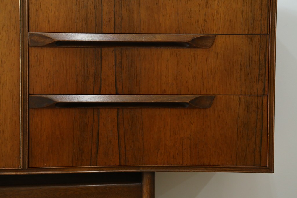 イギリスヴィンテージ　A.H.McIntosh(マッキントッシュ)社　深みある木の色合いが魅力のサイドボード　(R-079793)