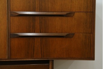 イギリスヴィンテージ　A.H.McIntosh(マッキントッシュ)社　深みある木の色合いが魅力のサイドボード　(R-079793)