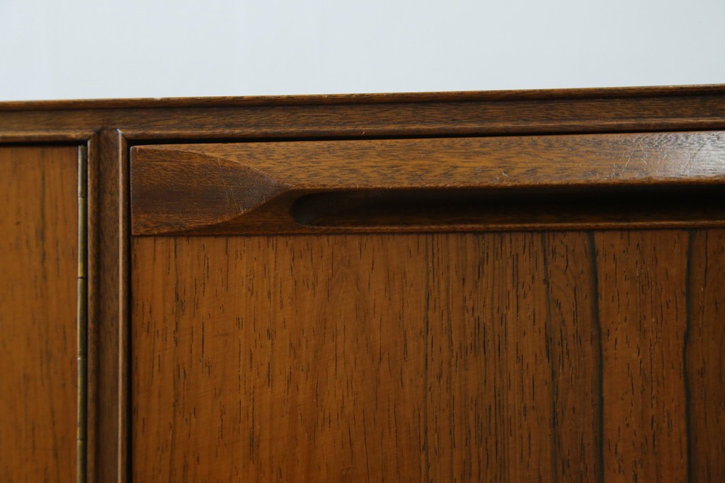 イギリスヴィンテージ　A.H.McIntosh(マッキントッシュ)社　深みある木の色合いが魅力のサイドボード　(R-079793)