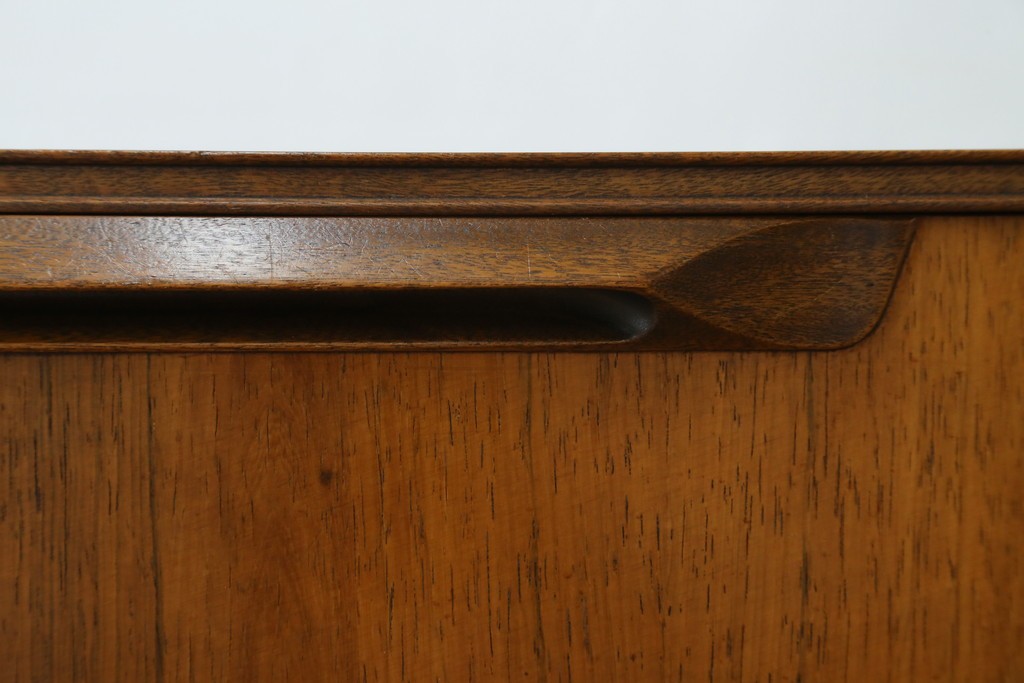 イギリスヴィンテージ　A.H.McIntosh(マッキントッシュ)社　深みある木の色合いが魅力のサイドボード　(R-079793)