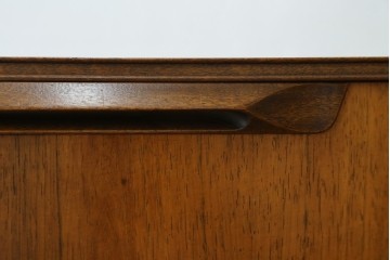 イギリスヴィンテージ　A.H.McIntosh(マッキントッシュ)社　深みある木の色合いが魅力のサイドボード　(R-079793)