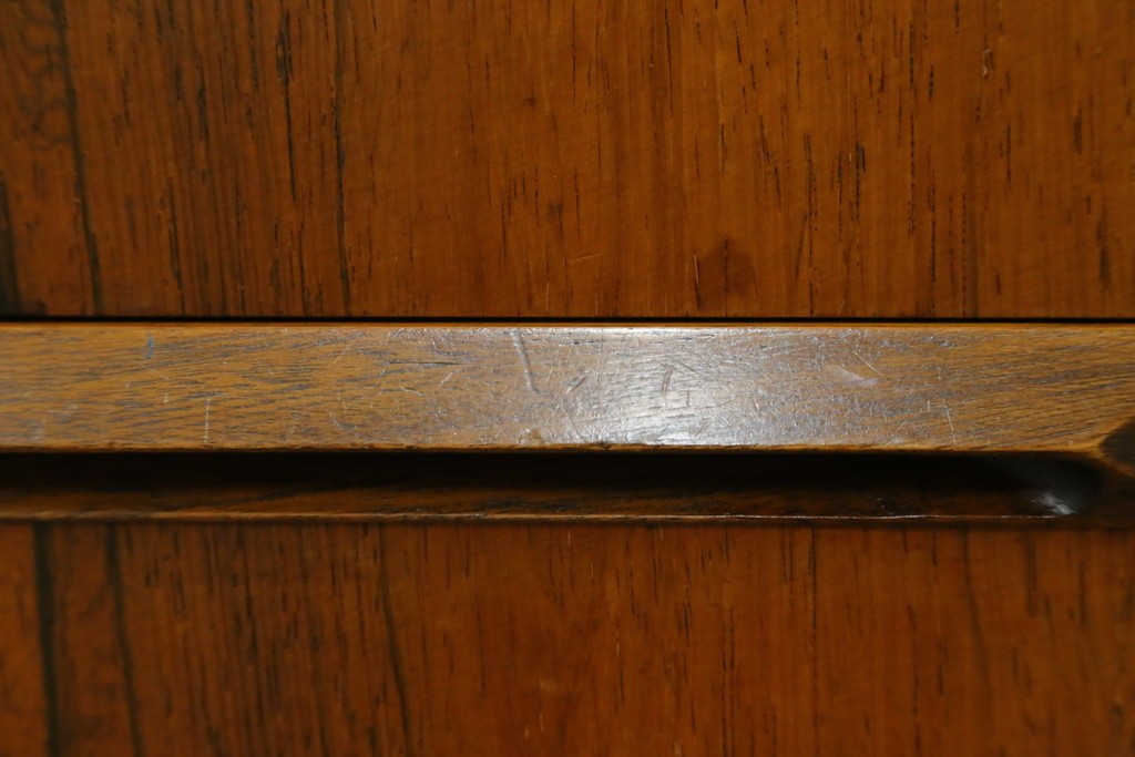 イギリスヴィンテージ　A.H.McIntosh(マッキントッシュ)社　深みある木の色合いが魅力のサイドボード　(R-079793)