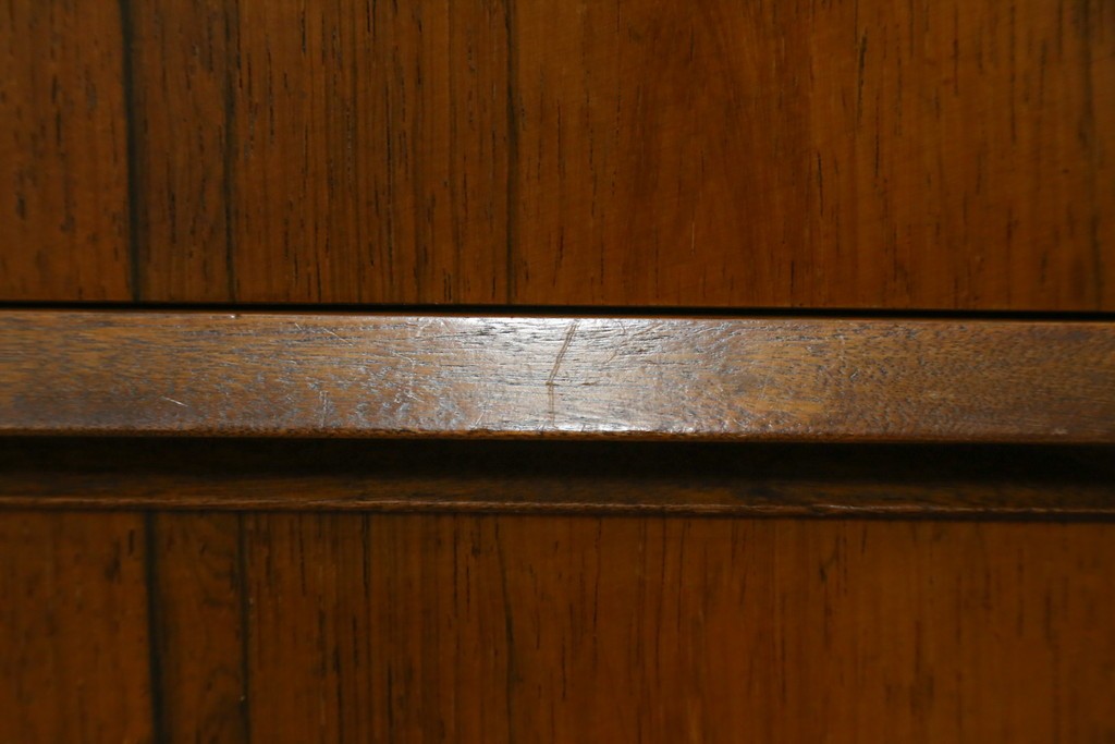 イギリスヴィンテージ　A.H.McIntosh(マッキントッシュ)社　深みある木の色合いが魅力のサイドボード　(R-079793)