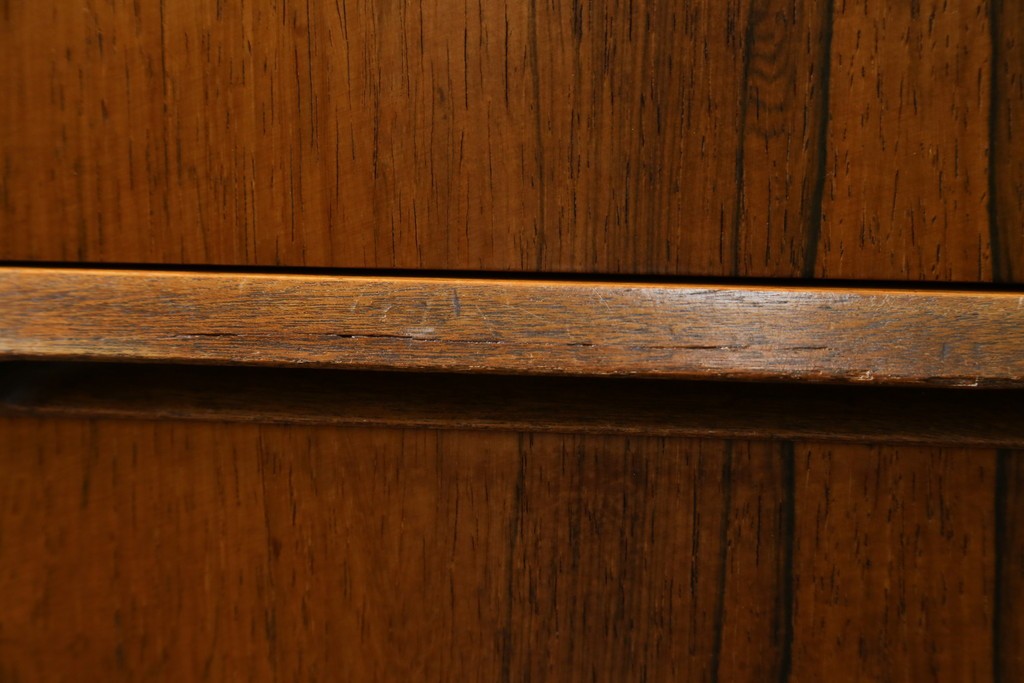 イギリスヴィンテージ　A.H.McIntosh(マッキントッシュ)社　深みある木の色合いが魅力のサイドボード　(R-079793)