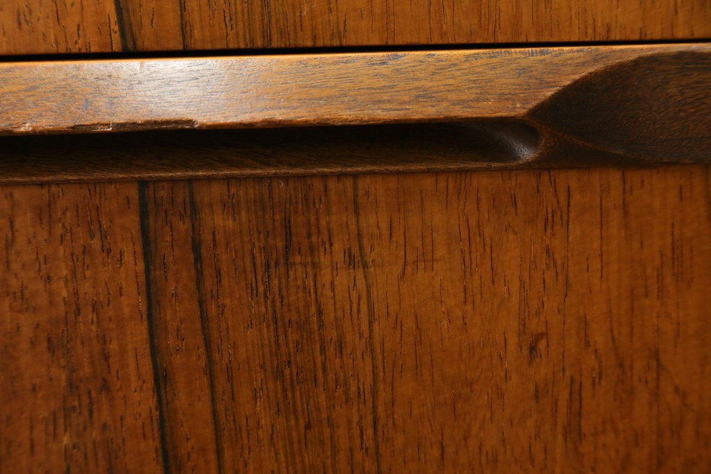 イギリスヴィンテージ　A.H.McIntosh(マッキントッシュ)社　深みある木の色合いが魅力のサイドボード　(R-079793)