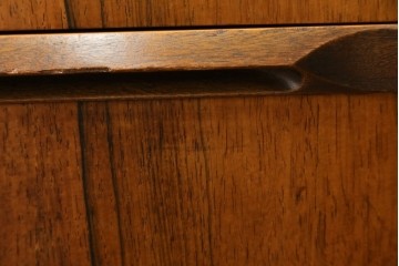 イギリスヴィンテージ　A.H.McIntosh(マッキントッシュ)社　深みある木の色合いが魅力のサイドボード　(R-079793)