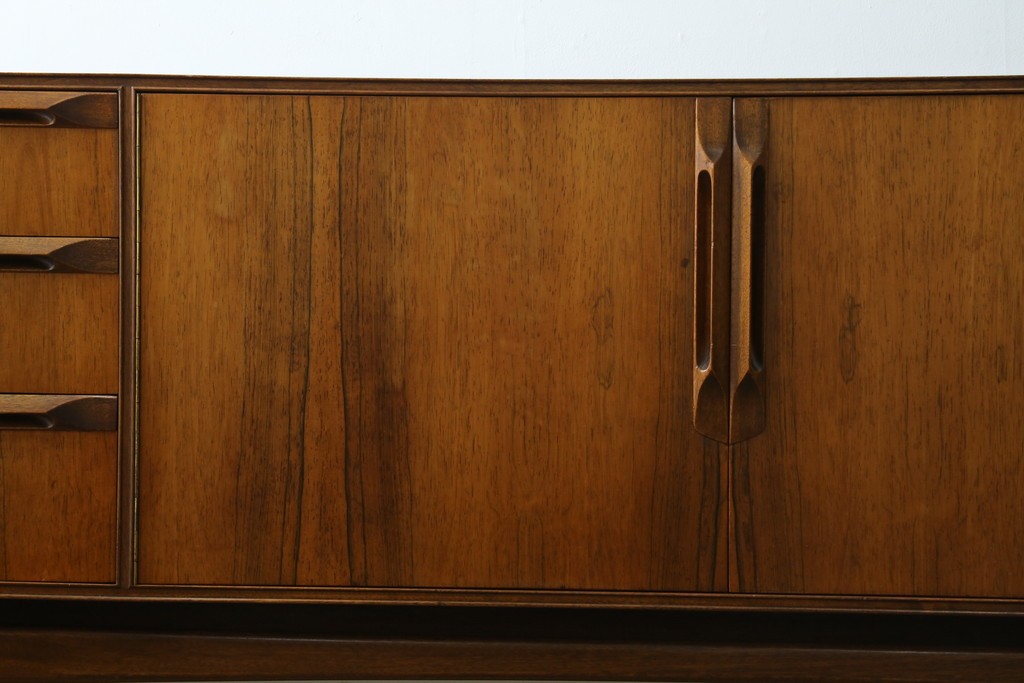 イギリスヴィンテージ　A.H.McIntosh(マッキントッシュ)社　深みある木の色合いが魅力のサイドボード　(R-079793)