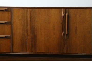 イギリスヴィンテージ　A.H.McIntosh(マッキントッシュ)社　深みある木の色合いが魅力のサイドボード　(R-079793)