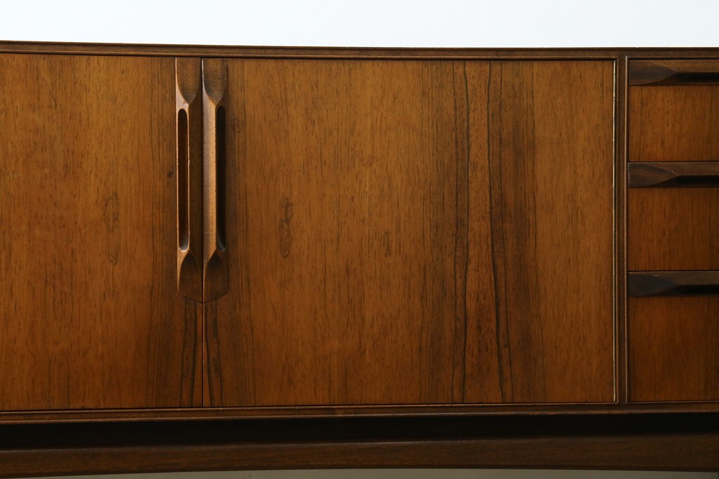 イギリスヴィンテージ　A.H.McIntosh(マッキントッシュ)社　深みある木の色合いが魅力のサイドボード　(R-079793)