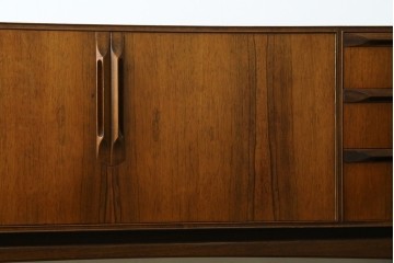 イギリスヴィンテージ　A.H.McIntosh(マッキントッシュ)社　深みある木の色合いが魅力のサイドボード　(R-079793)