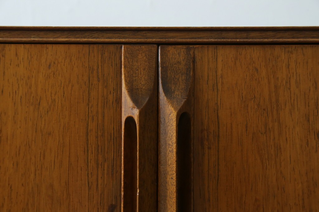 イギリスヴィンテージ　A.H.McIntosh(マッキントッシュ)社　深みある木の色合いが魅力のサイドボード　(R-079793)