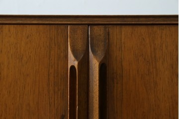 イギリスヴィンテージ　A.H.McIntosh(マッキントッシュ)社　深みある木の色合いが魅力のサイドボード　(R-079793)