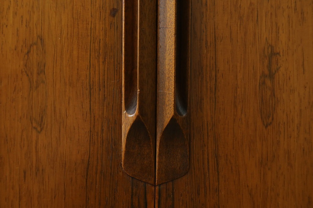 イギリスヴィンテージ　A.H.McIntosh(マッキントッシュ)社　深みある木の色合いが魅力のサイドボード　(R-079793)