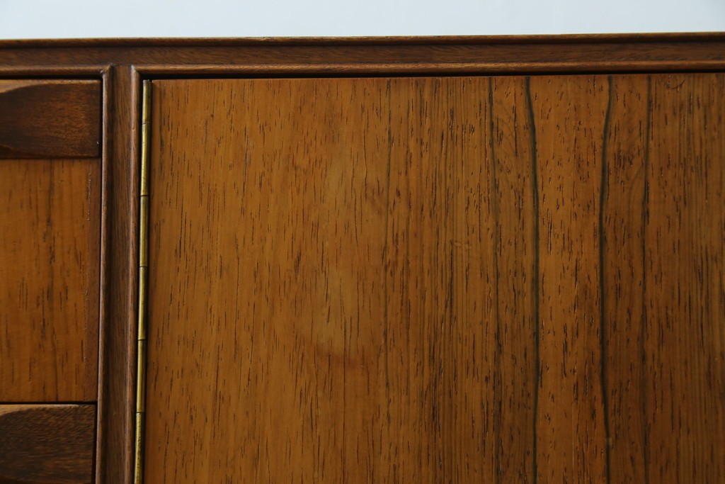 イギリスヴィンテージ　A.H.McIntosh(マッキントッシュ)社　深みある木の色合いが魅力のサイドボード　(R-079793)