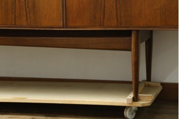 イギリスヴィンテージ　A.H.McIntosh(マッキントッシュ)社　深みある木の色合いが魅力のサイドボード　(R-079793)