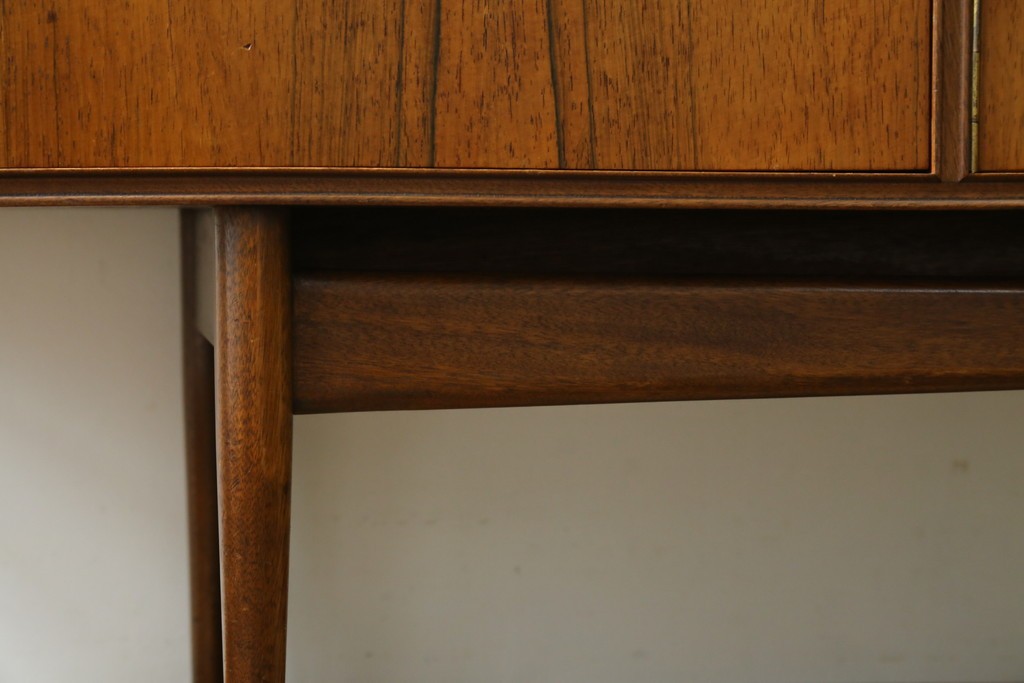 イギリスヴィンテージ　A.H.McIntosh(マッキントッシュ)社　深みある木の色合いが魅力のサイドボード　(R-079793)