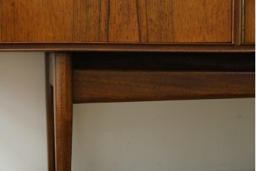 イギリスヴィンテージ　A.H.McIntosh(マッキントッシュ)社　深みある木の色合いが魅力のサイドボード　(R-079793)