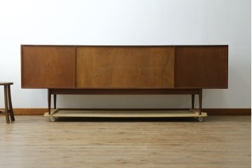 イギリスヴィンテージ　A.H.McIntosh(マッキントッシュ)社　深みある木の色合いが魅力のサイドボード　(R-079793)