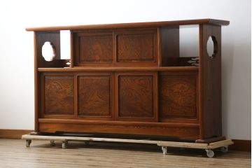 中古　美品!!　高級指物工芸家具　総欅(ケヤキ)材　漆塗り　重厚な佇まいが魅力の飾り棚(茶棚、収納棚、戸棚、サイドボード)(R-079794)