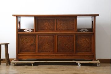 中古　美品!!　高級指物工芸家具　総欅(ケヤキ)材　漆塗り　重厚な佇まいが魅力の飾り棚(茶棚、収納棚、戸棚、サイドボード)(R-079794)