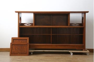 中古　美品!!　高級指物工芸家具　総欅(ケヤキ)材　漆塗り　重厚な佇まいが魅力の飾り棚(茶棚、収納棚、戸棚、サイドボード)(R-079794)