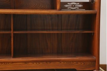 中古　美品!!　高級指物工芸家具　総欅(ケヤキ)材　漆塗り　重厚な佇まいが魅力の飾り棚(茶棚、収納棚、戸棚、サイドボード)(R-079794)