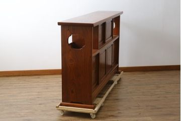 中古　美品!!　高級指物工芸家具　総欅(ケヤキ)材　漆塗り　重厚な佇まいが魅力の飾り棚(茶棚、収納棚、戸棚、サイドボード)(R-079794)