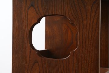 中古　美品!!　高級指物工芸家具　総欅(ケヤキ)材　漆塗り　重厚な佇まいが魅力の飾り棚(茶棚、収納棚、戸棚、サイドボード)(R-079794)