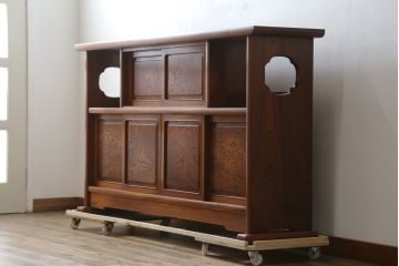 中古　美品!!　高級指物工芸家具　総欅(ケヤキ)材　漆塗り　重厚な佇まいが魅力の飾り棚(茶棚、収納棚、戸棚、サイドボード)(R-079794)