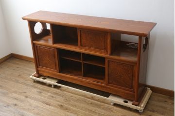 中古　美品!!　高級指物工芸家具　総欅(ケヤキ)材　漆塗り　重厚な佇まいが魅力の飾り棚(茶棚、収納棚、戸棚、サイドボード)(R-079794)