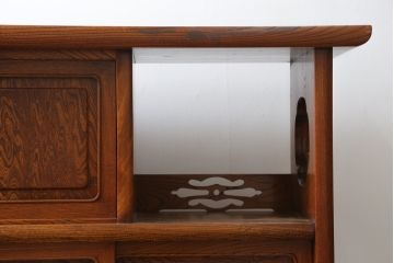 中古　美品!!　高級指物工芸家具　総欅(ケヤキ)材　漆塗り　重厚な佇まいが魅力の飾り棚(茶棚、収納棚、戸棚、サイドボード)(R-079794)