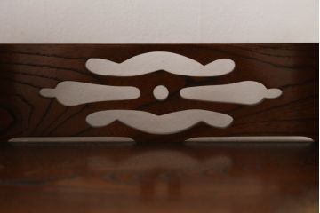 中古　美品!!　高級指物工芸家具　総欅(ケヤキ)材　漆塗り　重厚な佇まいが魅力の飾り棚(茶棚、収納棚、戸棚、サイドボード)(R-079794)