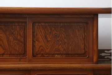 中古　美品!!　高級指物工芸家具　総欅(ケヤキ)材　漆塗り　重厚な佇まいが魅力の飾り棚(茶棚、収納棚、戸棚、サイドボード)(R-079794)