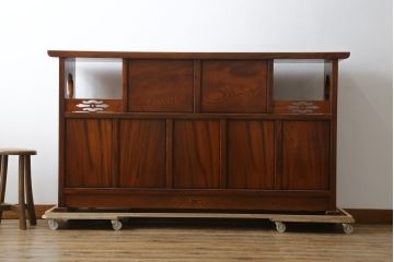 中古　美品!!　高級指物工芸家具　総欅(ケヤキ)材　漆塗り　重厚な佇まいが魅力の飾り棚(茶棚、収納棚、戸棚、サイドボード)(R-079794)