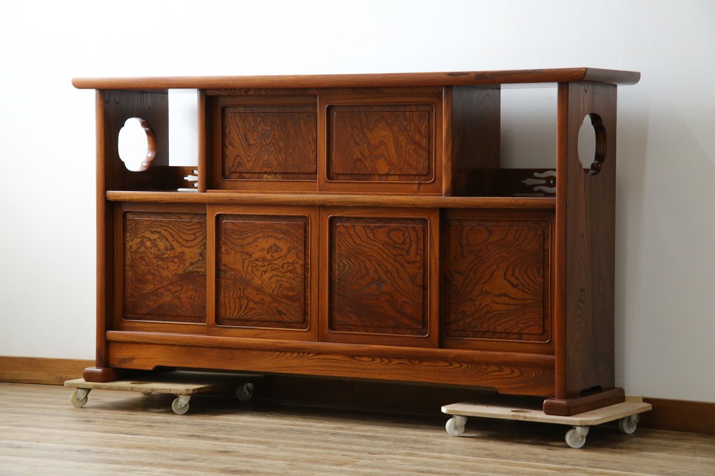 中古　美品!!　高級指物工芸家具　総欅(ケヤキ)材　漆塗り　重厚な佇まいが魅力の飾り棚　(R-079794)