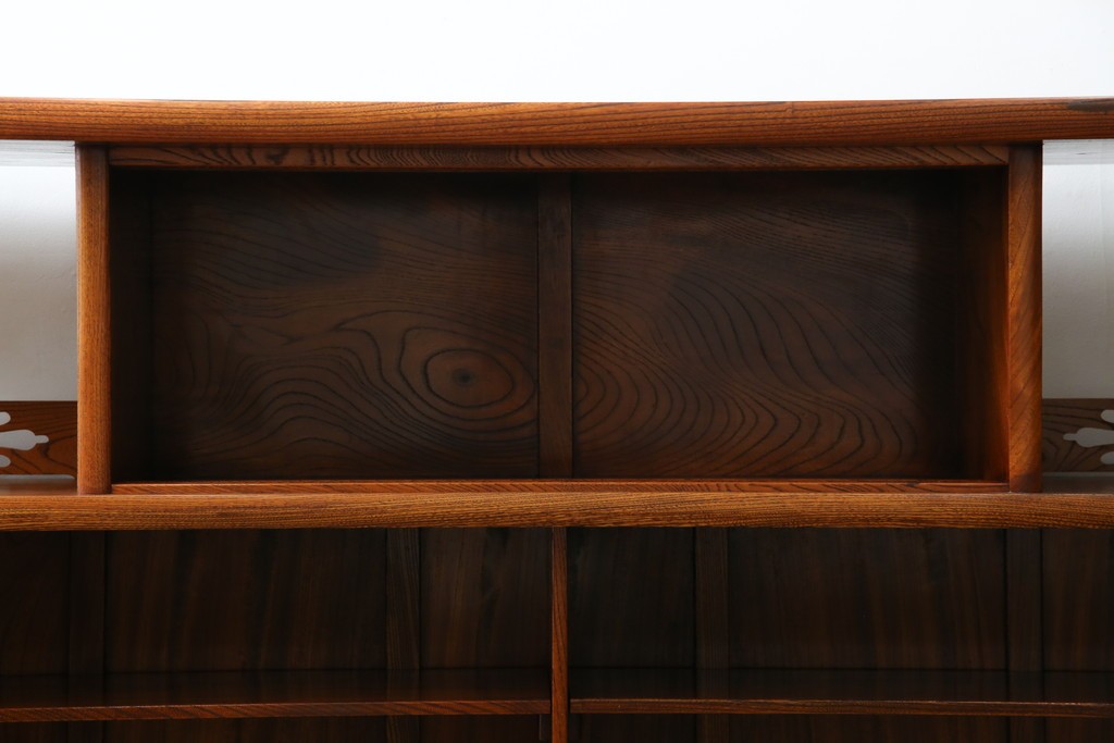 中古　美品!!　高級指物工芸家具　総欅(ケヤキ)材　漆塗り　重厚な佇まいが魅力の飾り棚　(R-079794)