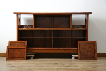 中古　美品!!　高級指物工芸家具　総欅(ケヤキ)材　漆塗り　重厚な佇まいが魅力の飾り棚　(R-079794)