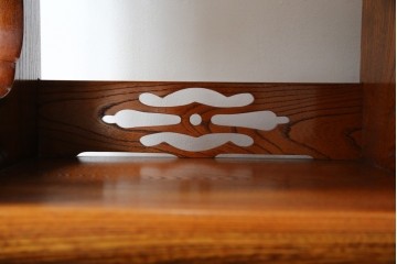 中古　美品!!　高級指物工芸家具　総欅(ケヤキ)材　漆塗り　重厚な佇まいが魅力の飾り棚　(R-079794)