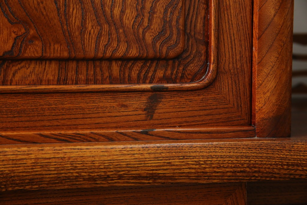 中古　美品!!　高級指物工芸家具　総欅(ケヤキ)材　漆塗り　重厚な佇まいが魅力の飾り棚　(R-079794)