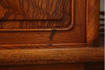 中古　美品!!　高級指物工芸家具　総欅(ケヤキ)材　漆塗り　重厚な佇まいが魅力の飾り棚　(R-079794)