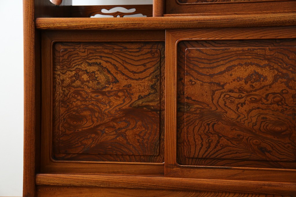 中古　美品!!　高級指物工芸家具　総欅(ケヤキ)材　漆塗り　重厚な佇まいが魅力の飾り棚　(R-079794)