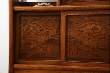 中古　美品!!　高級指物工芸家具　総欅(ケヤキ)材　漆塗り　重厚な佇まいが魅力の飾り棚　(R-079794)