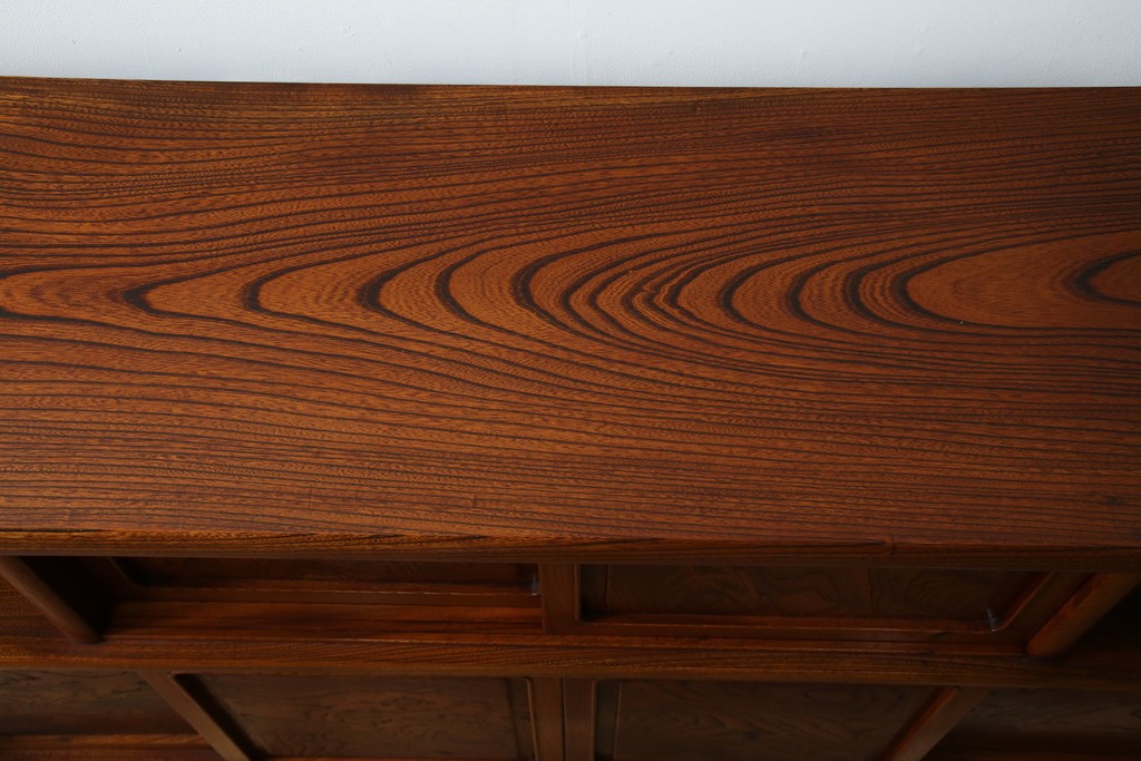 中古　美品!!　高級指物工芸家具　総欅(ケヤキ)材　漆塗り　重厚な佇まいが魅力の飾り棚　(R-079794)