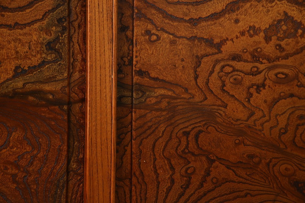 中古　美品!!　高級指物工芸家具　総欅(ケヤキ)材　漆塗り　重厚な佇まいが魅力の飾り棚　(R-079794)