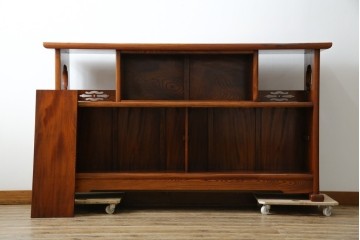 中古　美品!!　高級指物工芸家具　総欅(ケヤキ)材　漆塗り　重厚な佇まいが魅力の飾り棚　(R-079794)